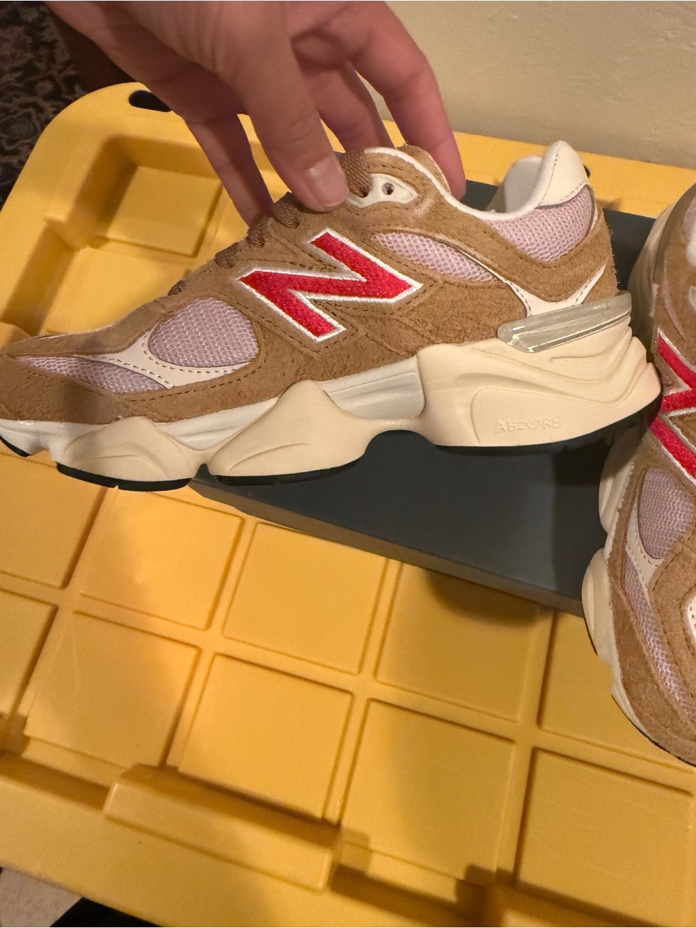 NIB New Balance 9060 Athletic Shoes Beige Pink Suede Mesh US Kid 4 Women’s 5.5 - Picture 3 of 7
